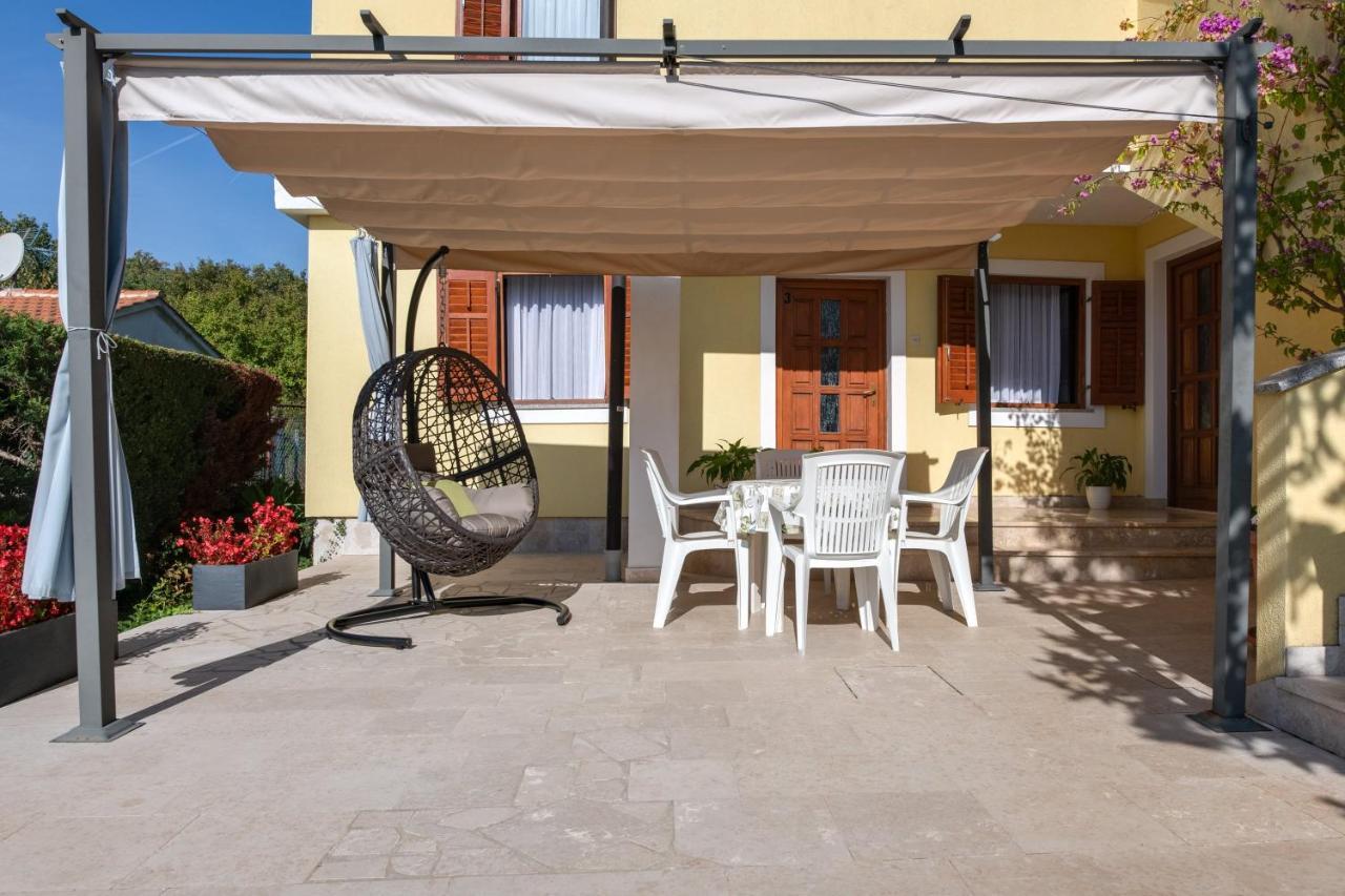 Villa Livia With Three Nice Apartments, Swimming Pool, Childrens Playground, Barbecue And Free Parking Ližnjan Eksteriør billede