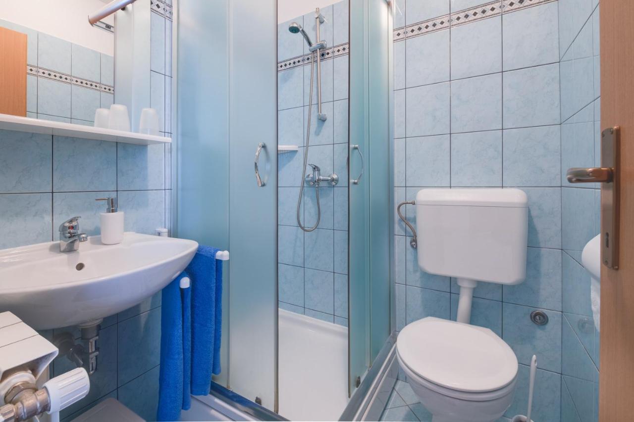 Villa Livia With Three Nice Apartments, Swimming Pool, Childrens Playground, Barbecue And Free Parking Ližnjan Eksteriør billede