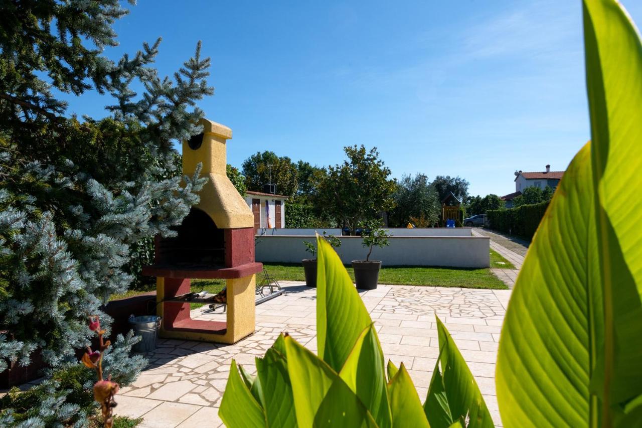 Villa Livia With Three Nice Apartments, Swimming Pool, Childrens Playground, Barbecue And Free Parking Ližnjan Eksteriør billede