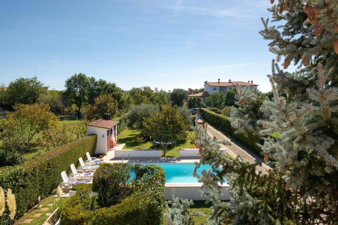 Villa Livia With Three Nice Apartments, Swimming Pool, Childrens Playground, Barbecue And Free Parking Ližnjan Eksteriør billede