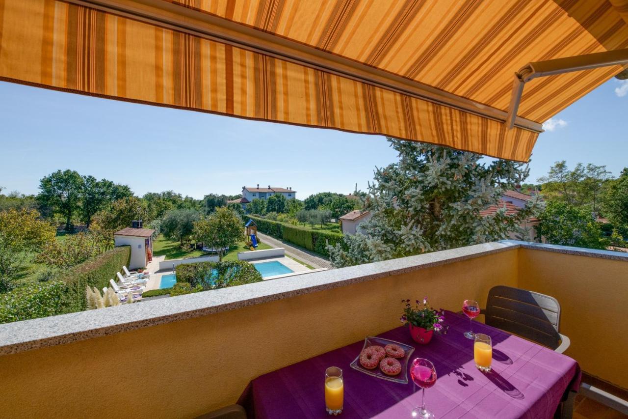 Villa Livia With Three Nice Apartments, Swimming Pool, Childrens Playground, Barbecue And Free Parking Ližnjan Eksteriør billede