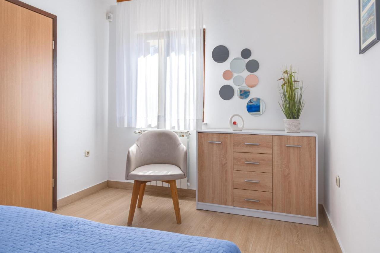 Villa Livia With Three Nice Apartments, Swimming Pool, Childrens Playground, Barbecue And Free Parking Ližnjan Eksteriør billede