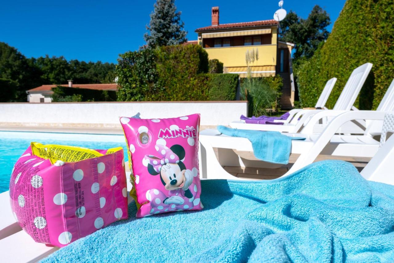 Villa Livia With Three Nice Apartments, Swimming Pool, Childrens Playground, Barbecue And Free Parking Ližnjan Eksteriør billede