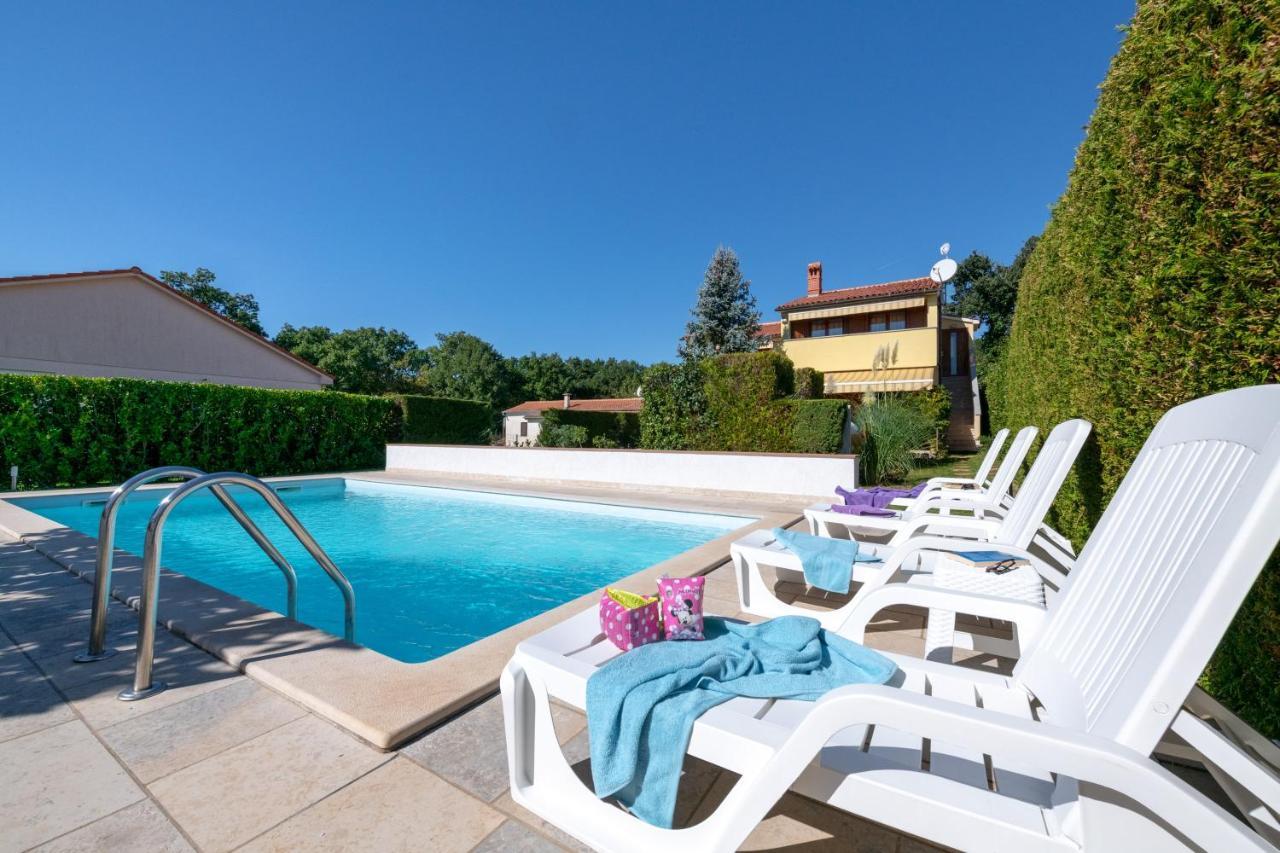 Villa Livia With Three Nice Apartments, Swimming Pool, Childrens Playground, Barbecue And Free Parking Ližnjan Eksteriør billede