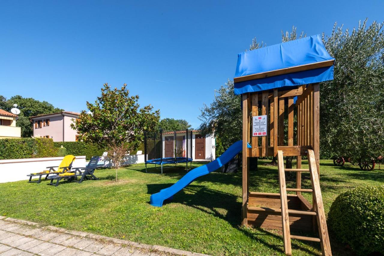 Villa Livia With Three Nice Apartments, Swimming Pool, Childrens Playground, Barbecue And Free Parking Ližnjan Eksteriør billede