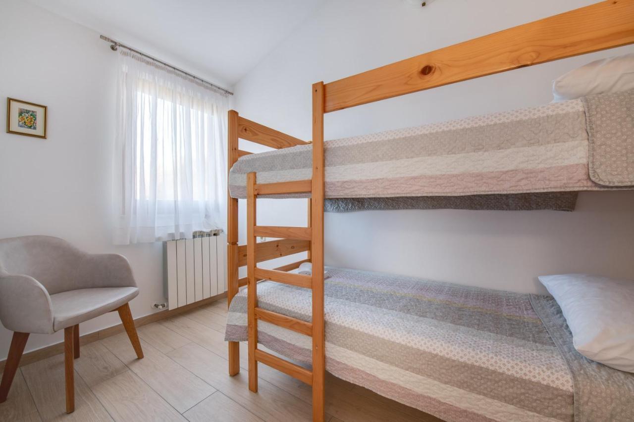 Villa Livia With Three Nice Apartments, Swimming Pool, Childrens Playground, Barbecue And Free Parking Ližnjan Eksteriør billede