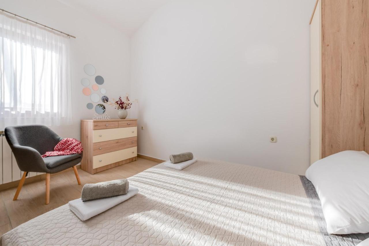 Villa Livia With Three Nice Apartments, Swimming Pool, Childrens Playground, Barbecue And Free Parking Ližnjan Eksteriør billede