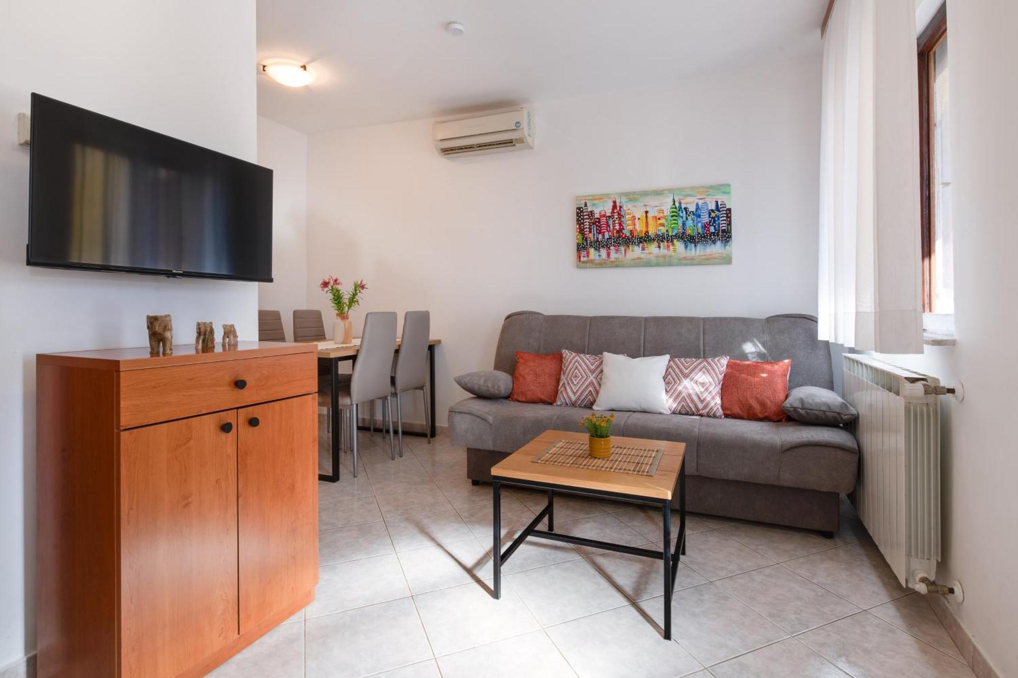 Villa Livia With Three Nice Apartments, Swimming Pool, Childrens Playground, Barbecue And Free Parking Ližnjan Eksteriør billede