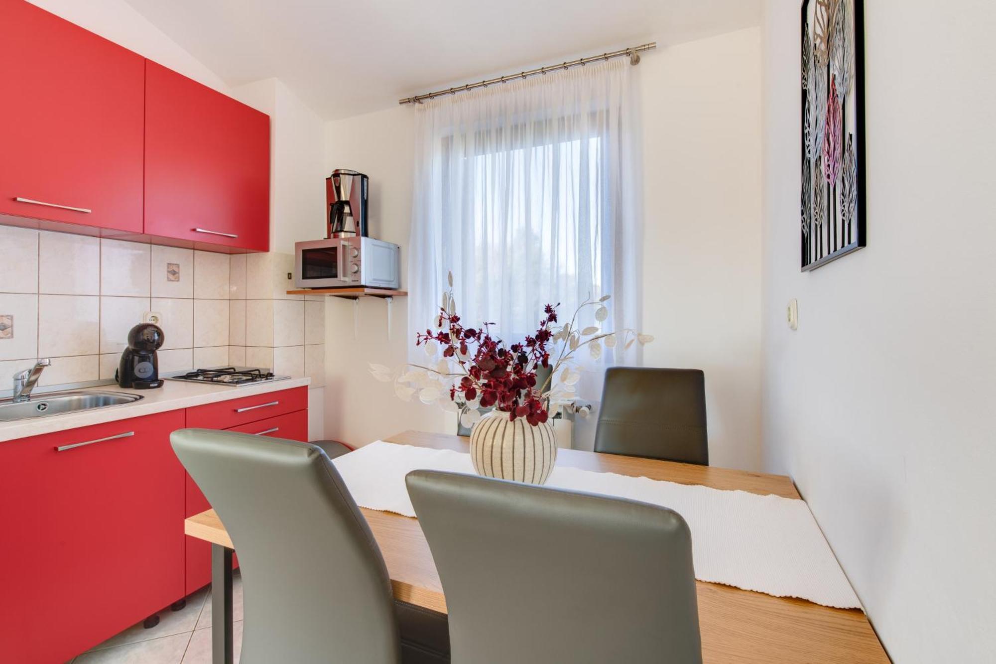 Villa Livia With Three Nice Apartments, Swimming Pool, Childrens Playground, Barbecue And Free Parking Ližnjan Eksteriør billede