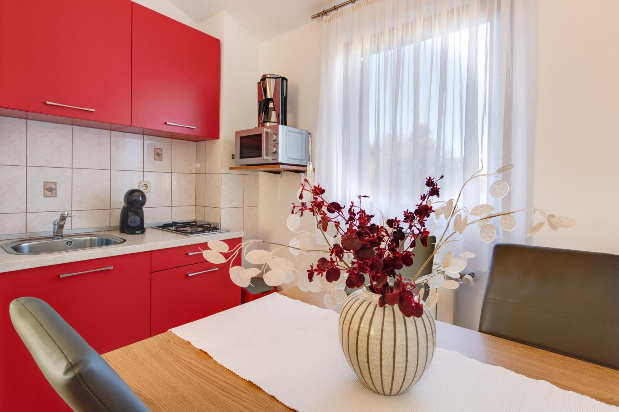Villa Livia With Three Nice Apartments, Swimming Pool, Childrens Playground, Barbecue And Free Parking Ližnjan Eksteriør billede